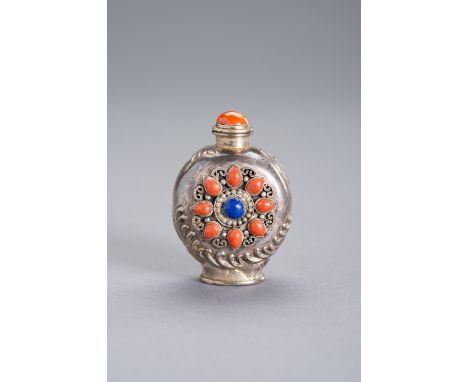 AN EMBELLISHED SILVER SNUFF BOTTLEChina, 19th century. Decorated in high relief to one side with a dragon and inlaid with cor