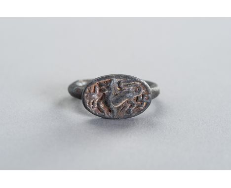 A BRONZE INTAGLIO RING DEPICTING A MYTHICAL BEASTAncient region of Gandhara, 7th - 8th century. The top with a beautifully wo