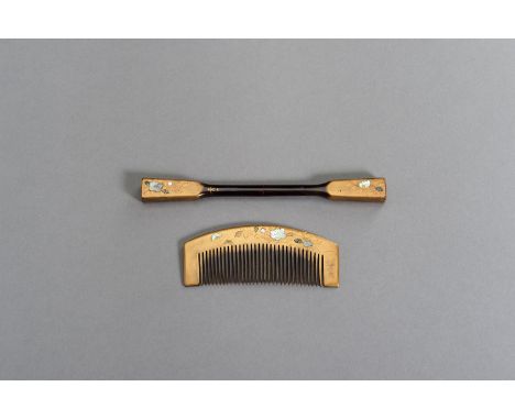 A MATCHING SHIBAYAMA STYLE INLAID AND LACQUERED TORTOISESHELL KUSHI (COMB) AND WOOD KOGAI (HAIRPIN) SETJapan, Meiji period (1