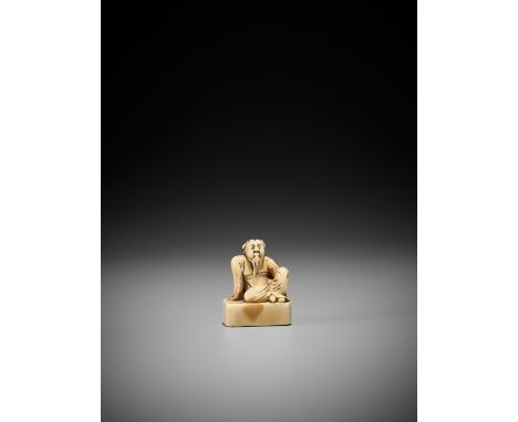 AN IVORY TOBORI NETSUKE DEPICTING A CHINESE SAGEJapan, late 17th to mid-18th century, Edo period (1615-1868)The seal-shaped n