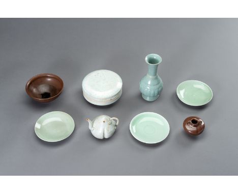 A CONVOLUT OF EIGHT CERAMIC ITEMSChina, Ming Dynasty (1386-1644) to Qing Dynasty (1644-1912). A fine lot consisting of eight 