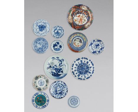 A GROUP OF 13 PORCELAIN PLATESJapan and China, Kangxi period (1661-1722) to 19th century. Consisting of seven 19th century pl