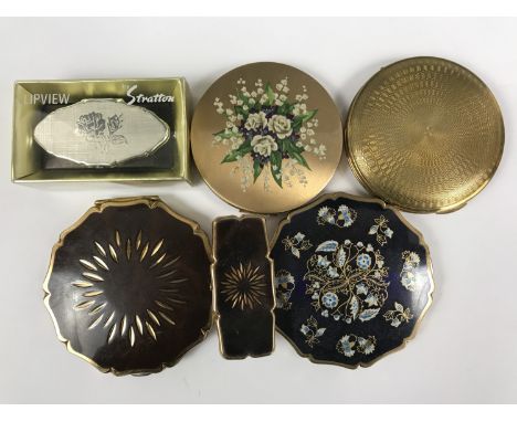Vintage Stratton and other powder compacts together with two Stratton 'Lipview' lipstick mirrors, 1950s and later