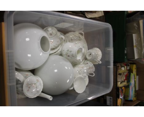 PLASTIC TUB TO INCLUDE WEDGEWOOD DINNER WARE AND TWO GLASS LIGHT SHADES 