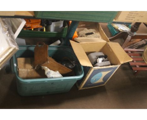 A VINTAGE BELL AND HOWELL PROJECTOR AND A GREEN TUB OF VINTAGE TOOLS, TREEN AND ORNAMENTS 