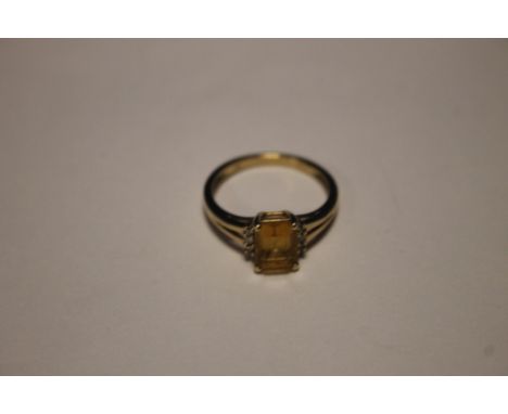 A 9CT GOLD LADIES RING