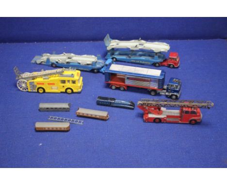A SELECTION OF VINTAGE UNBOXED DIE CAST VEHICLES TO INCLUDE TWO X CORGI MAJOR CARRIMORE CAR TRANSPORTERS, CORGI MAJOR ARTICUL
