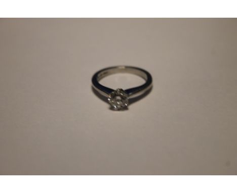 A LADIES PLATINUM DIAMOND SET SOLITAIRE DIAMOND RING