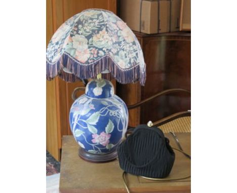 ORIENTAL STYLE TABLE LAMP AND VINTAGE AMERICAN HANDBAG BY 'JR' 