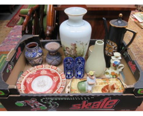 SUNDRY LOT INCLUDING ASHWORTH PLATE BEARING LIVERPOOL CREST, VICTORIAN GLASS VASE, PORTMEIRION COFFEE POT AND OTHER CERAMICS 