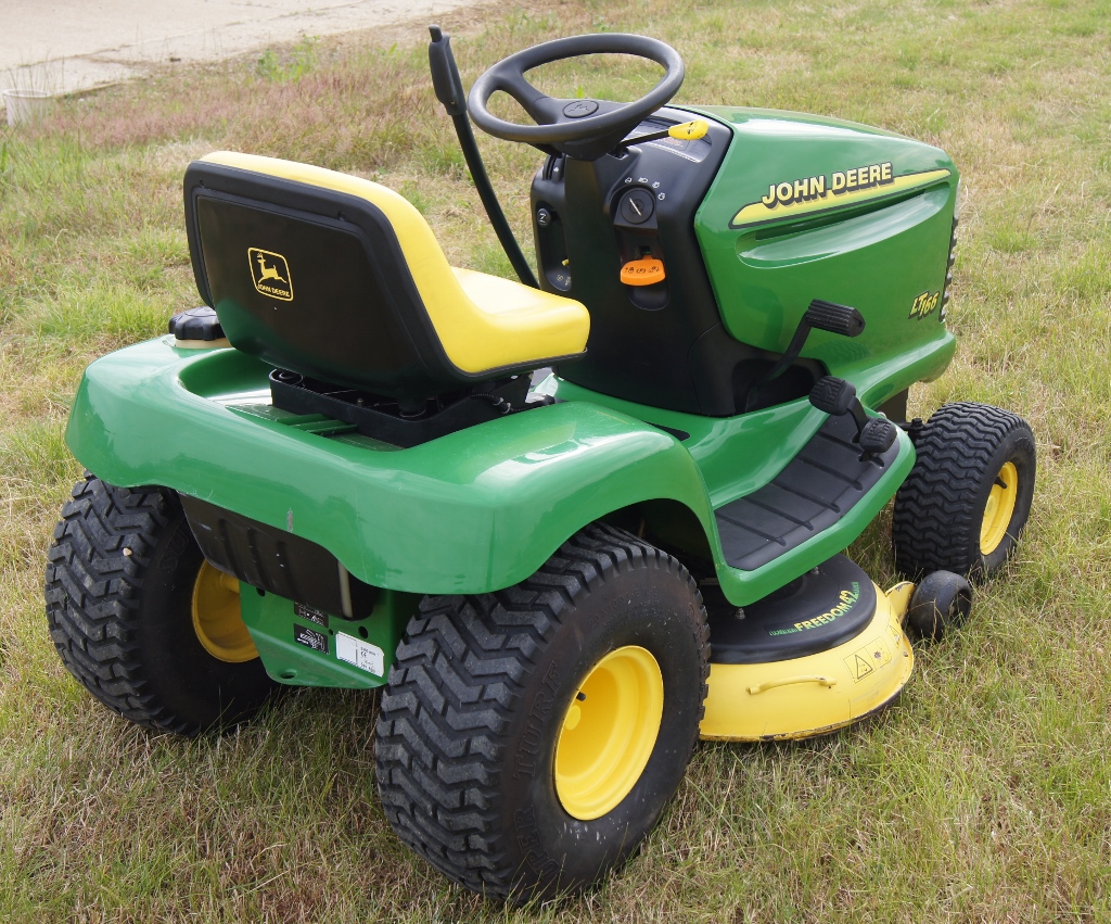 John Deere LT166 ride on mower with 42” mulch deck. Petrol. Very clean ...