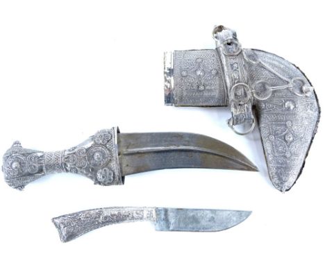A vintage white metal Middle Eastern jambaya dagger, white metal mounted with sheath, 25cm long. 