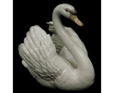 A Lladro porcelain figure of a swan, numbered 5231, 18cm high.
