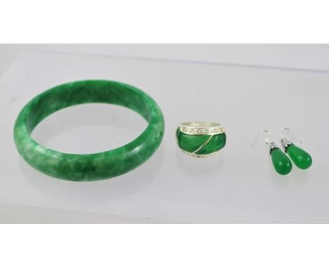 A SILVER COLOURED METAL AND JADEITE SET DRESS RING, together with a PAIR OF DROP EARRINGS, similar and a JADEITE BANGLE 