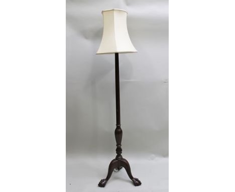 A MAHOGANY STANDARD LAMP with fluted stem, on carved tripod ball and claw supports, with plain cream fabric shade 
