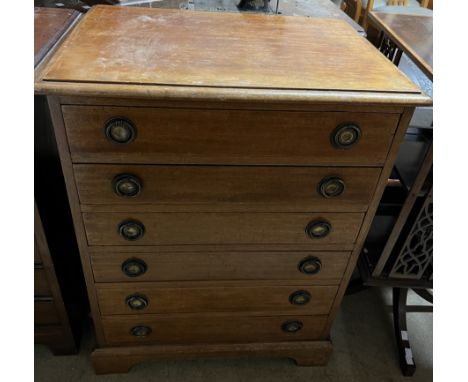 An Edwardian mahogany chest, the rectangular moulded top above six drawers on bracket feet, 61cm wide 