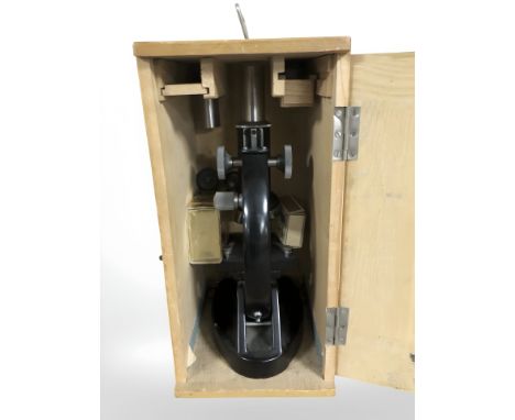 A Sui microscope in wooden box, with accessories. 