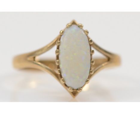 A 9ct gold vintage opal single stone ring, J, 1.5g 