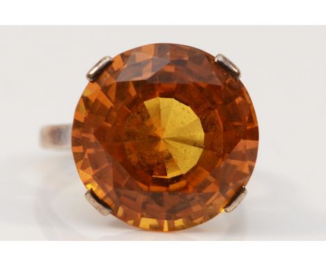An unmarked vintage 9ct gold yellow gemstone ring, diameter15mm, K 1/2, 6,3gm 