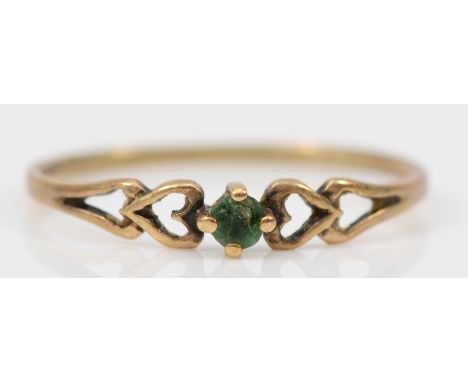 A 9ct gold vintage emerald ring, with pierced patterned shoulder, N, 0.5g 