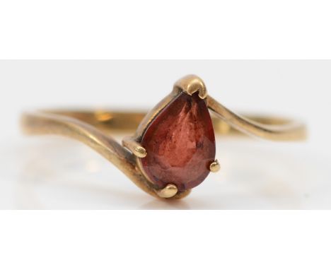 A 9ct gold vintage pear cut garnet solitaire ring, N, 1.5g 