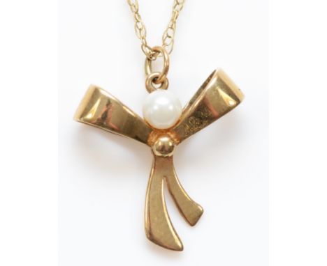 A 9ct gold cultured pearl bow pendant necklace, 20mm pendant, 1.7g 