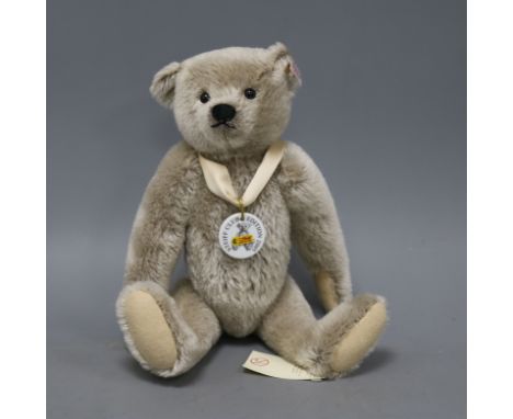 A Steiff Richard bear, EAN 420467, mint and boxed