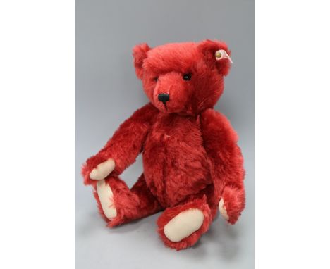 A Steiff British Collectors Burgundy bear EAN 659973, mint and boxed