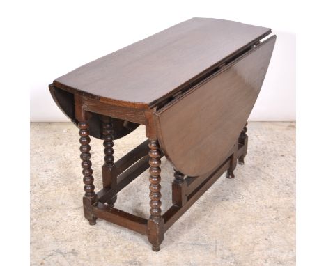 Joined oak dropleaf table, oval top, frieze drawer, bobbin turned gate legs, the top 132x116cm, height 70cm.