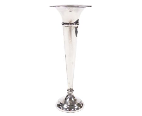 An Elizabeth II loaded silver vase, of trumpet form, Birmingham 1978, 3.11oz all in, 20cm high. 