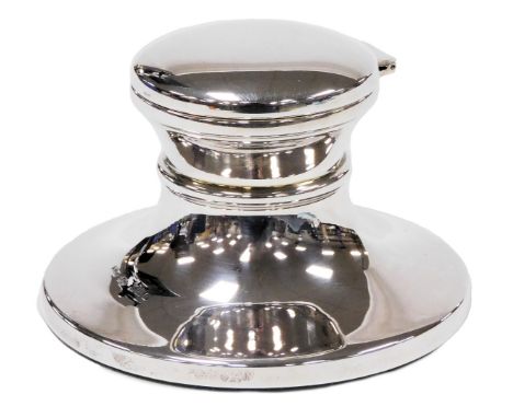 An Elizabeth II loaded silver inkwell, of capstan form, Birmingham 1991, 6.46oz all in.