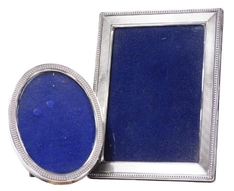An Elizabeth II silver backed strut photograph frame, with engine turned and beaded decoration, Sheffield 1988, aperture 12cm