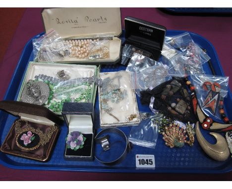 A Mixed Lot of Assorted Costume Jewellery, including ornate brooches, vintage style and later bead necklaces, fancy link chai