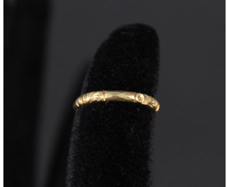 A Victorian 18ct gold band ring with engraved decoration, size J