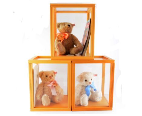 Modern Steiff 'William &amp; Catherine' The Royal Wedding Teddy Bear, blond, 25cm tall, limited to the year 2001 no. 198, alo