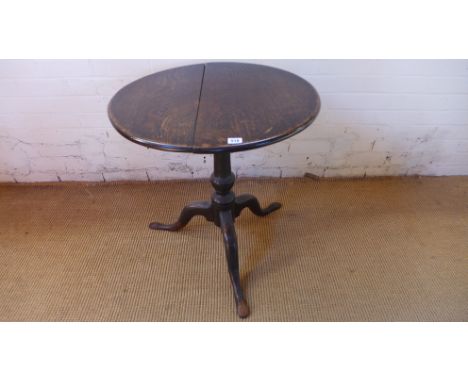 A Georgian oak tilt top side table on a tripod base - needs some restoration - Height 67cm x Diameter 62cm
Provenance: Sherfo