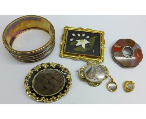 Two 19th Century mourning brooches, an agate brooch, a pietra dura brooch, a yellow metal heart shaped memorial pendant and a