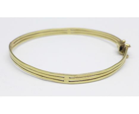 A 9ct gold bangle, 5.5g, fastener a/f 