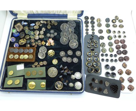 A collection of vintage buttons including Victorian agate, hunting scene, metal and glass 
