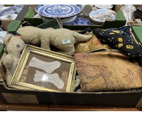 A box of vintage textiles, fabrics and embroideries, including bags, tapestry, lace etc.