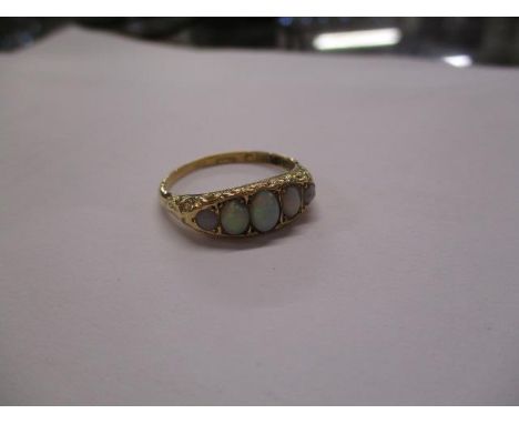 An 18ct gold ring set with five graduated opals, 1.8g 