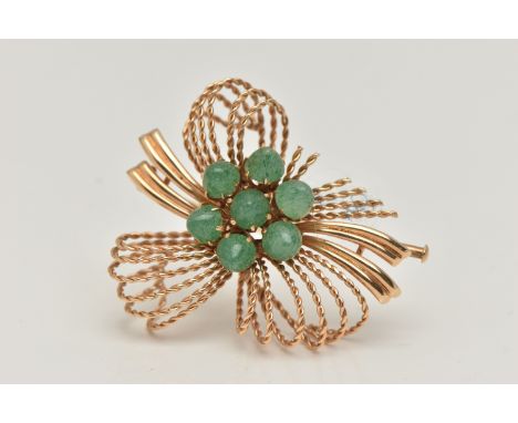 AN AVENTURINE QUARTZ BOW BROOCH, the centre claw set with seven cabochon aventurine quartz gems, to the outer rope twist bow,