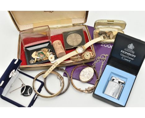 AN ASSORTMENT OF JEWELLERY AND OTHER ITEMS, to include a silver hinged bangle with gadrooned detail, hallmarked Chester 1951,