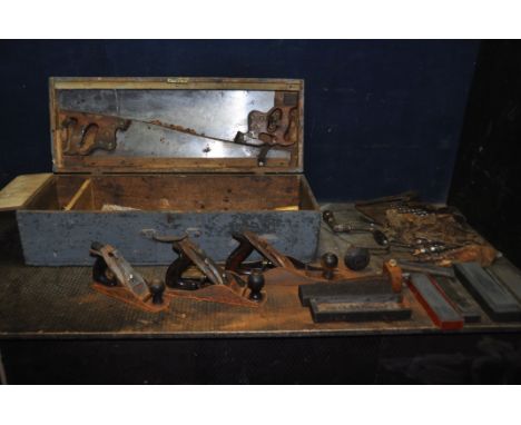 A VINTAGE CARPENTERS TOOLBOX CONTAINING TOOLS including a Stanley No6 and a  No 4 1/2 planes, a Record No 4 plane (all with r