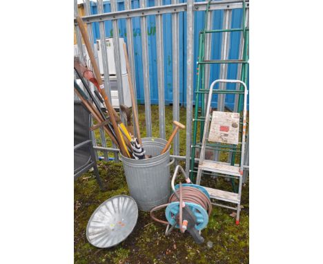 A SELECTION OF GARDEN TOOLS AND A GALVANISED BIN including a small aluminium step, a hose reel, spades, hedge shears etc