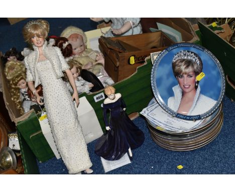 ONE BOX AND LOOSE COLLECTABLE PORCELAIN DOLLS AND COLLECTOR'S PLATES, to include a Franklin Mint Princess Diana doll in a cre