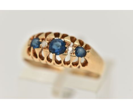 AN EARLY 20TH CENTURY, 18CT GOLD FIVE STONE RING, set with three circular cut blue paste, interspaced with two small old cut 