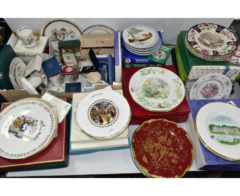 ONE BOX AND LOOSE ROYAL COMMEMORATIVE ITEMS AND COLLECTOR'S PLATES, to include two boxed wedgwood 'Castles and Country Houses