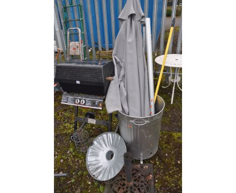 A COLLECTION OF GARDEN TOOLS AND A BARBECUE including a galvanised fire bin, a parasol with stand, brushes etc