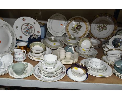 A COLLECTION OF NAMED CERAMICS AND TEAWARE, comprising a Wedgwood 'Westbury' pattern tea cup, saucer, large oval meat plate, 